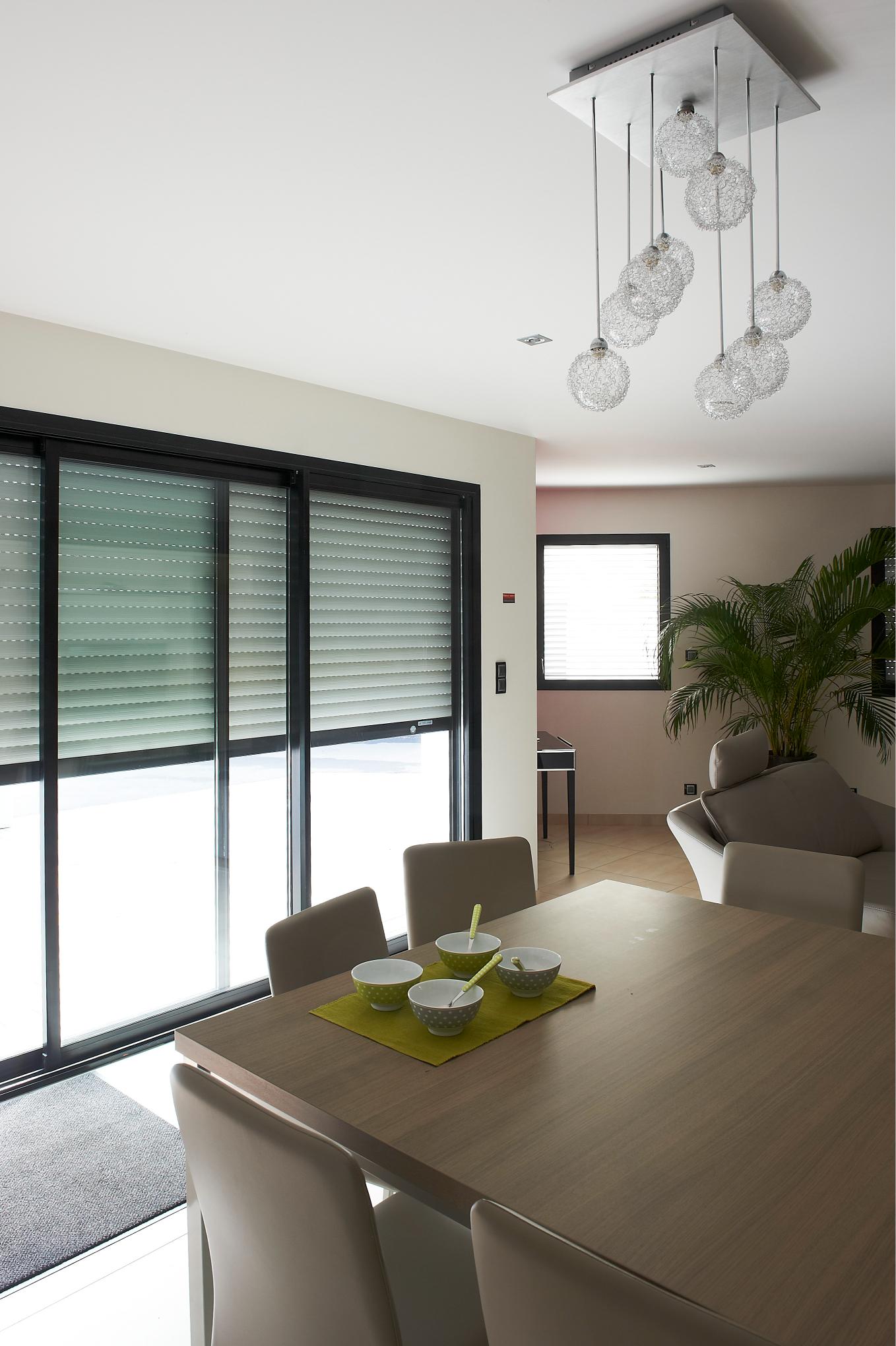 Baie vitrée avec volet roulant mi fermé