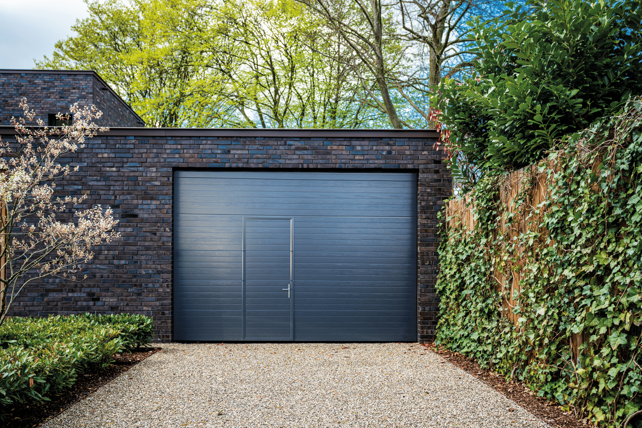 Porte de garage sectionnelle rainuree veinee bois 7016